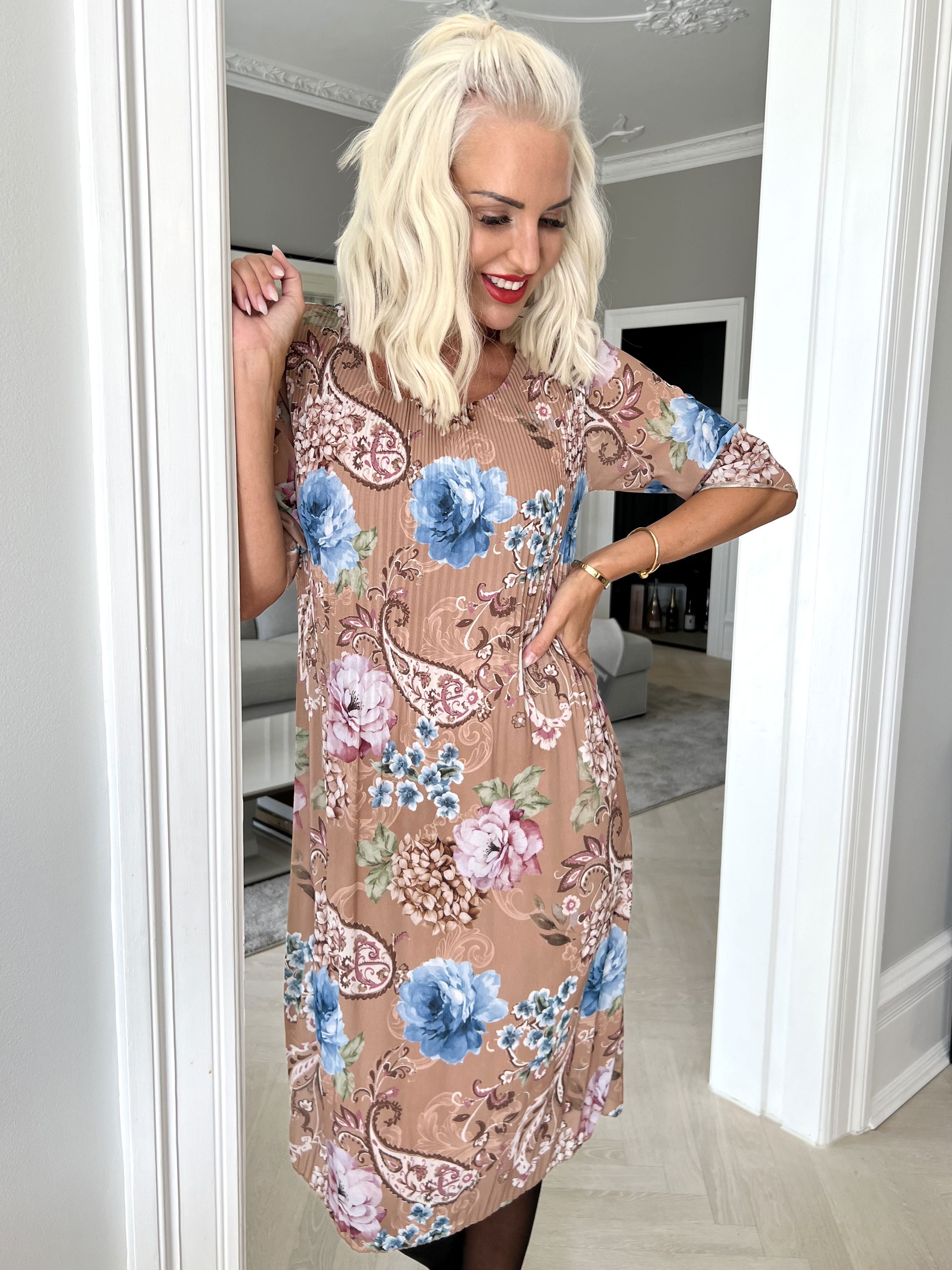 Zion Flower - Plisseret kjole med blomsterprint